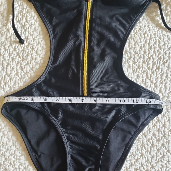 cut out one piece bathingsuit - Picture 3 of 3